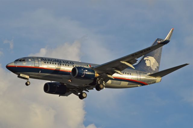 Boeing 737-700 (XA-PAM) - Boeing B737-752 XA-PAM MSN 34293 of AeroMexico with old colors on approach at Mexico City International Airport (07/2018).