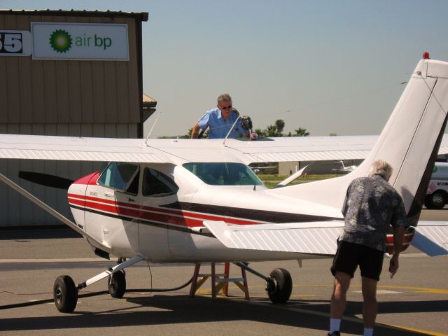 Cessna Skylane (N3329E) - REFUELING AT FULLERTON