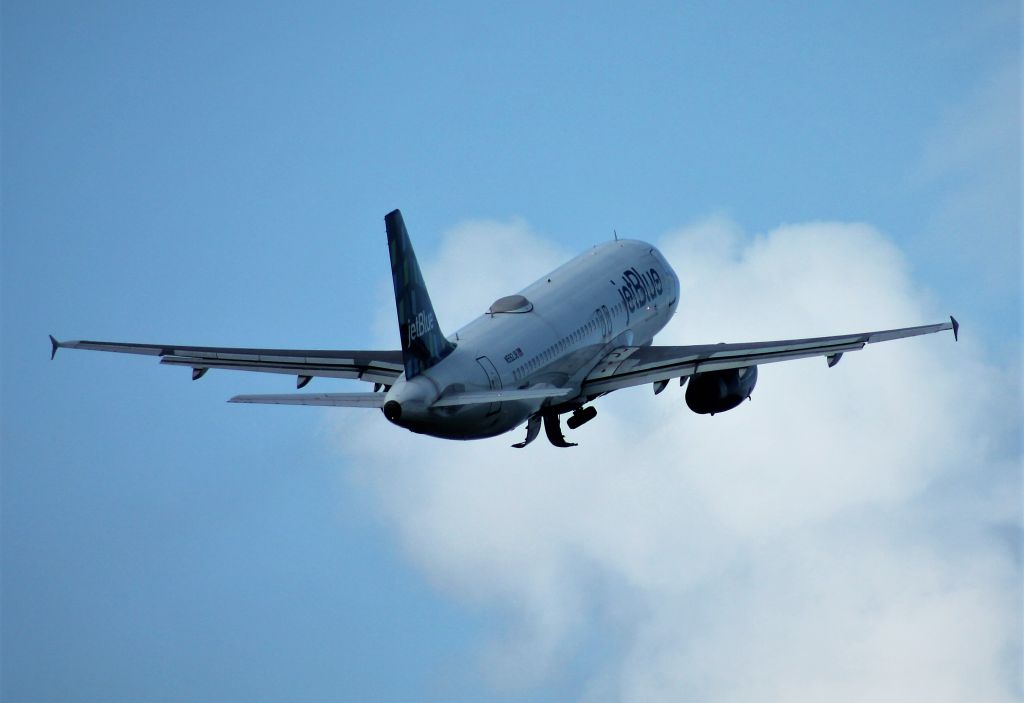 Airbus A320 (N592JB)