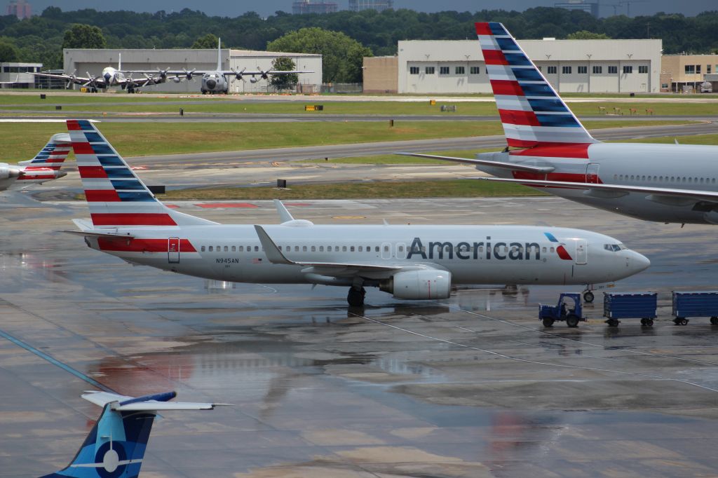 Boeing 737-800 (N945AN)