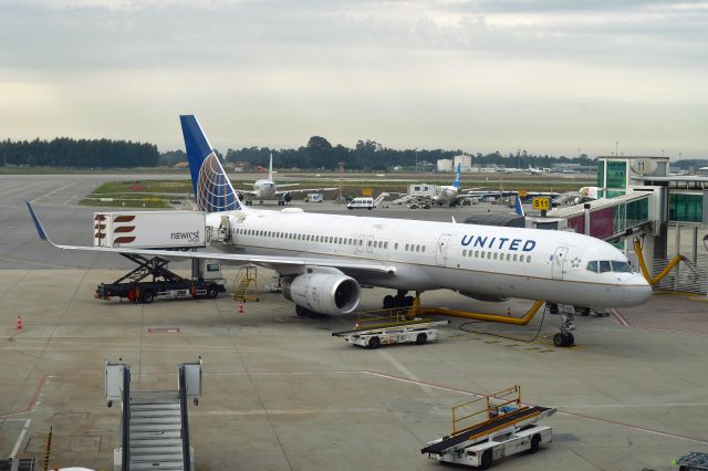 Boeing 757-200 (N48127) - United Airlines Boeing 757-224(WL) N48127 in Porto 