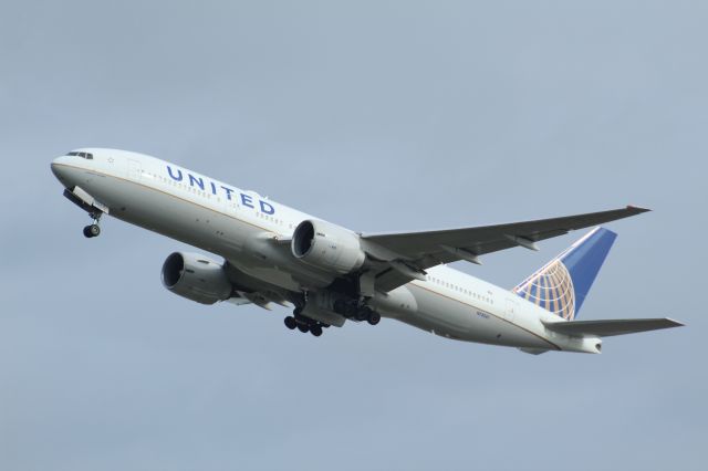 Boeing 777-200 (N78001) - A United B777-200 taking off from LHR, on runway 27L.br /br /Location: Heathrow T5 spotting point.br /Date: 12.10.22 (dd/mm/yy).