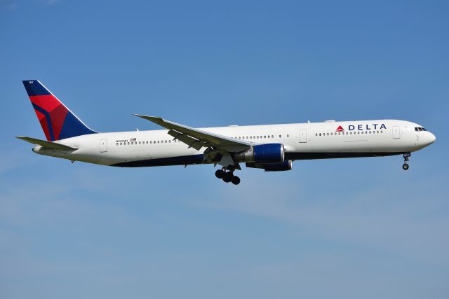 BOEING 767-400 (N826MH) - 5-R on 05-27-19