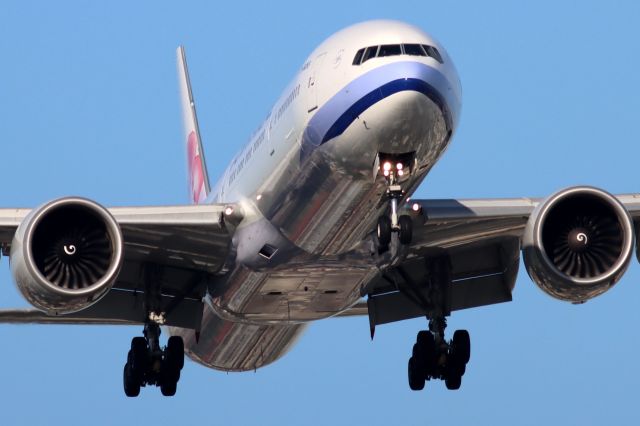 BOEING 777-300ER (B-18055)