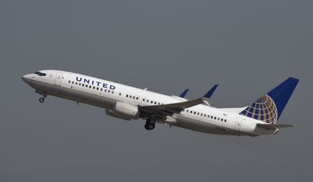 Boeing 737-800 (N27213) - Departing LAX