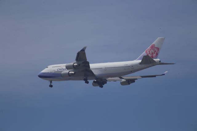 Boeing 747-400 (B-18212)