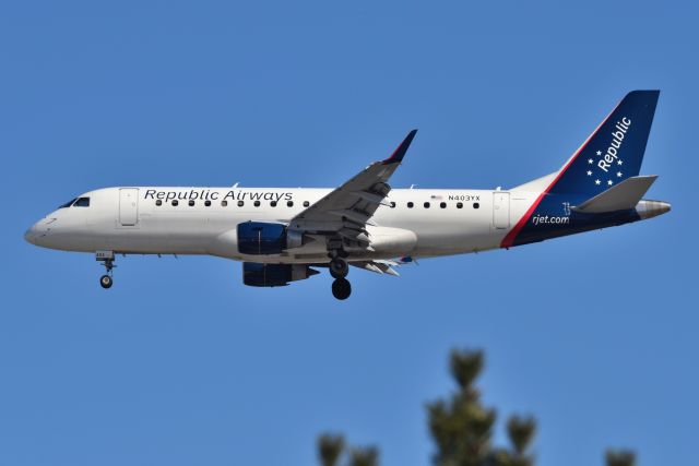 Embraer 175 (N403YX) - Runway 32 arrival 02-19-22