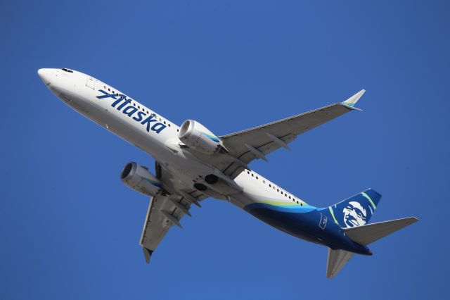 Boeing 737 MAX 9 (N975AK)