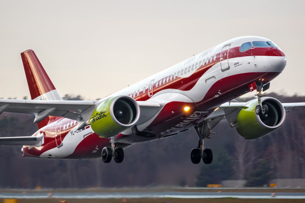 Airbus A220-300 (YL-CSL)