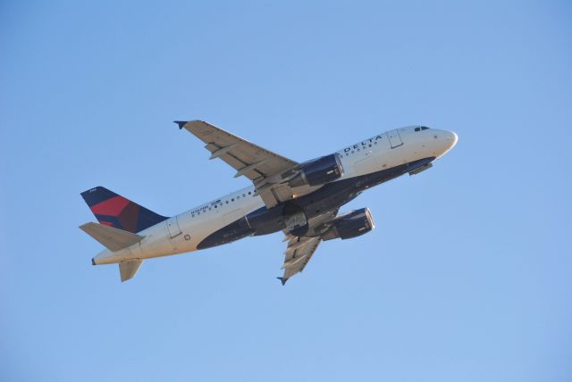 Airbus A319 (N360NB) - 3/4/2016: Delta 2003 Airbus A319-114 (N360NB) departing Runway 15R at KIAH. 