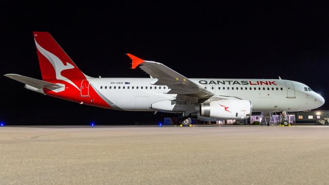 Airbus A320 (VH-UVO)