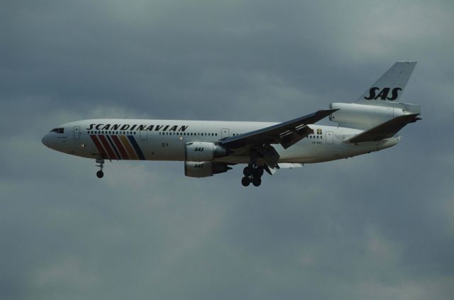 McDonnell Douglas DC-10 (LN-RKC) - Final Approach to Narita Intl Airport Rwy34 on 1991/02/23