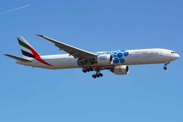 BOEING 777-300 (A6-ECC)