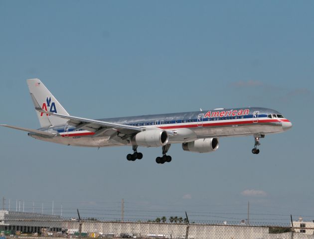 Boeing 757-200 (N185AN)