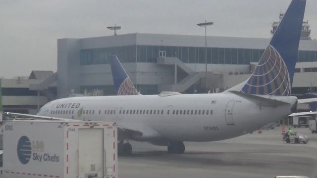 Boeing 737-900 (N75432) - Taxing into the gate