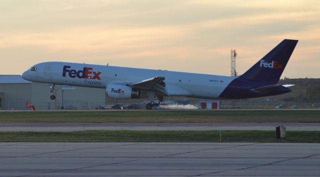 Boeing 757-200 (N949FD) - FEDEX N949FD touching down on Runway 21 in Sioux Falls SD