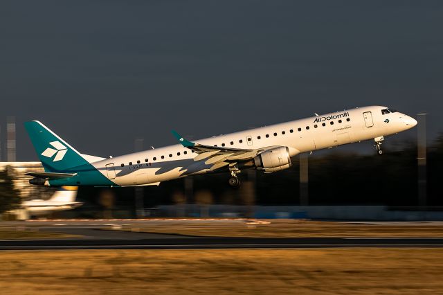 EMBRAER 195 (I-ADJK)