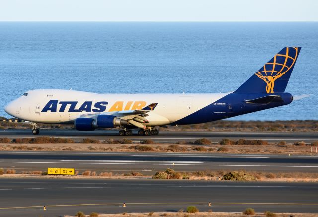 Boeing 747-400 (N418MC)