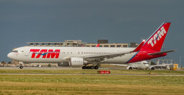 BOEING 767-300 (PT-MOA) - Dark clouds approaching the area, wicked storm coming!