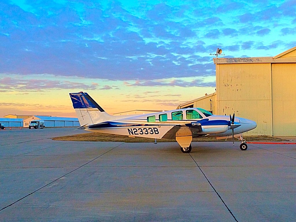 Beechcraft Baron (58) (N2333B)