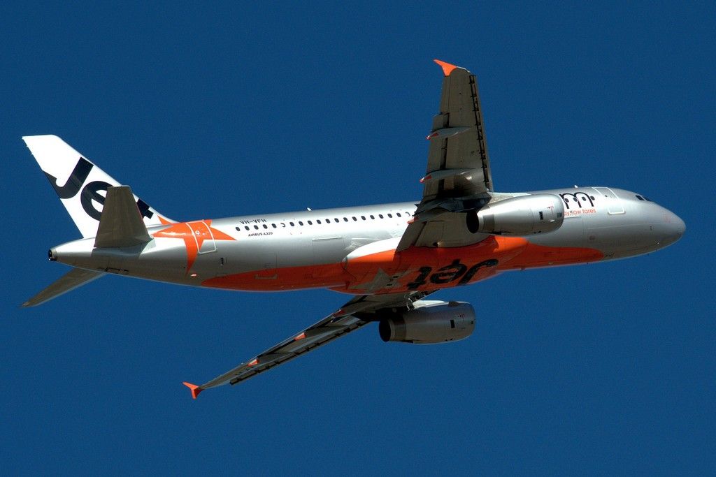Airbus A320 (VH-VFH) - Heading skywards off runway 23. Thursday, 4th April 2013.