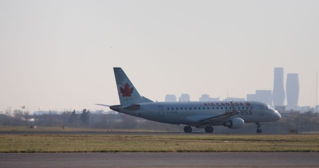 Embraer 175 (C-FUJE)