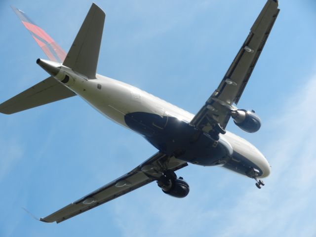 Airbus A320 — - A Delta Airlines Airbus A320 Flies Over Just About To Land At Reagan National