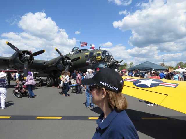 Boeing B-17 Flying Fortress (N7227C) -  Boeing B-17 Flying Fortress Texas Raiders - Manassas Air Show 2015