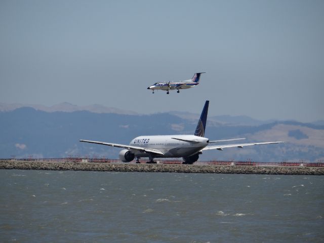 Boeing 777-200 (N796UA)