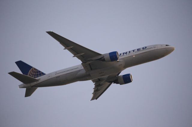 Boeing 777-200 (N215UA)