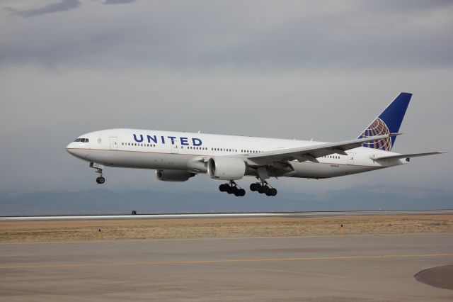 Boeing 777-200 (N213UA) - Landing on 16L.