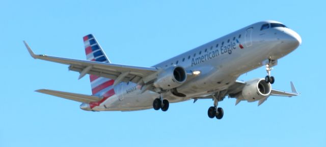 Embraer 170/175 (N406YX)