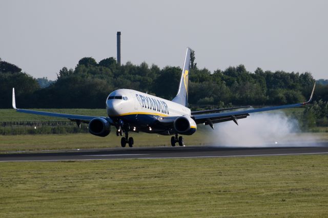 Boeing 737-800 (EI-EKA) - RYR3219 having a bounce after landing on the flight from Milan BGY