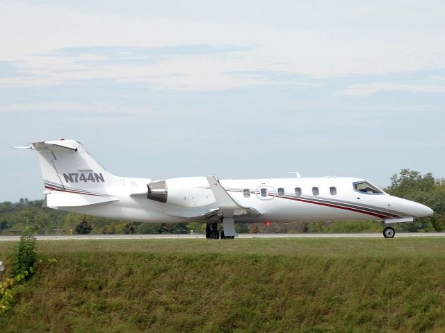 Learjet 31 (N744N)