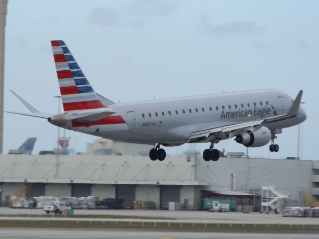 Embraer 170/175 (N437YX)