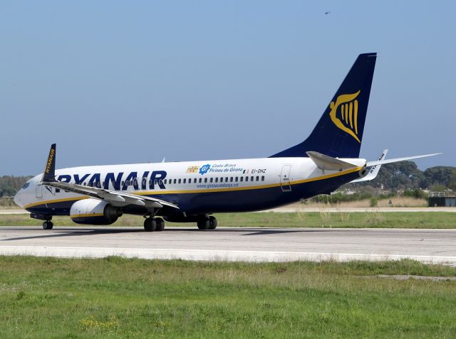 Boeing 737-800 (EI-DHZ) - taxiing on rwy05 to line up 23 - T/O to STN