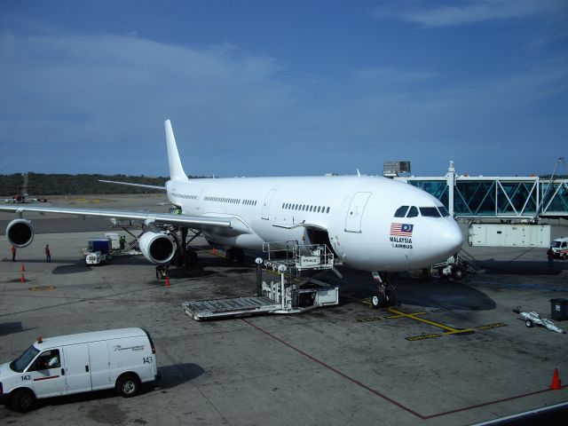 Airbus A340-300 (9M-XAB) - Avión alquilado a CONVIASA