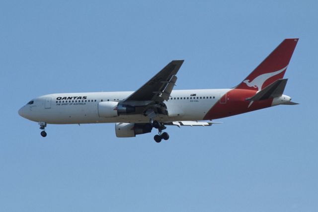 BOEING 767-200 (VH-EAL) - Final Approach to Narita Intl Airport Rwy34 on 1991/02/11
