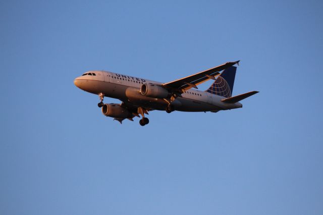 Airbus A319 (N849UA) - Landing 28C