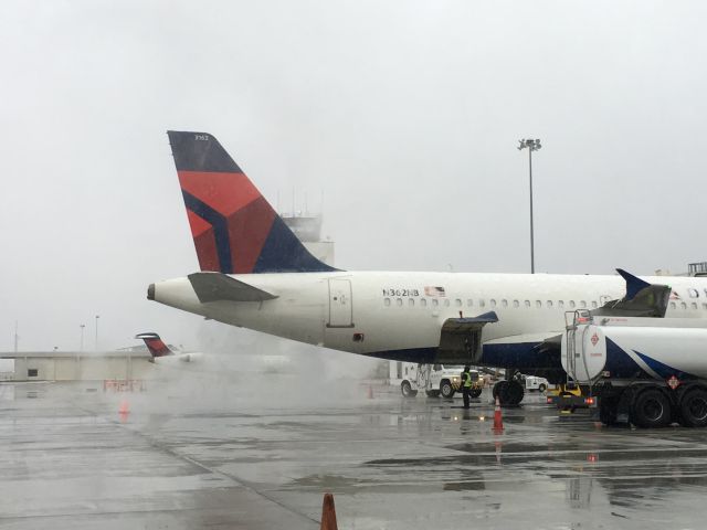 Airbus A319 (N362NB) - March snow!