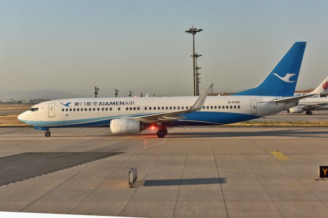 Boeing 737-800 (B-5752)