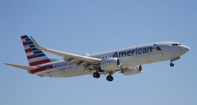 Boeing 737-800 (N965NN)