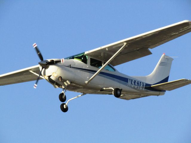 Cessna Skylane (N5518T) - Landing RWY 24