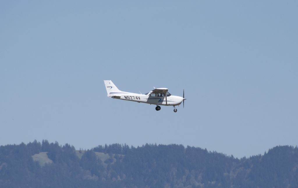 Cessna Skyhawk (N5274V) - Private C172 in the pattern at EUG