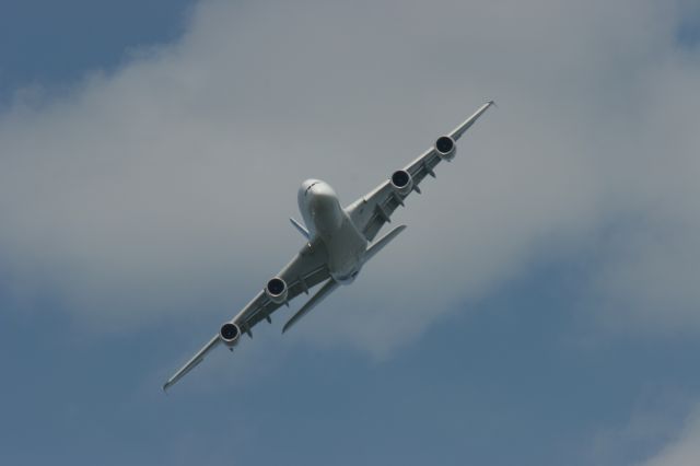 — — - Sharp Right Bank Airbus 380 Oshkosh 2009