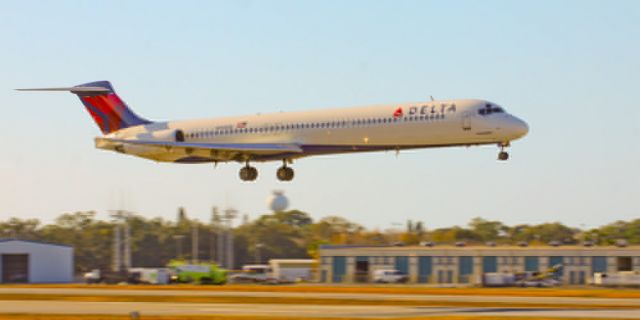 McDonnell Douglas MD-88 (N906DE)