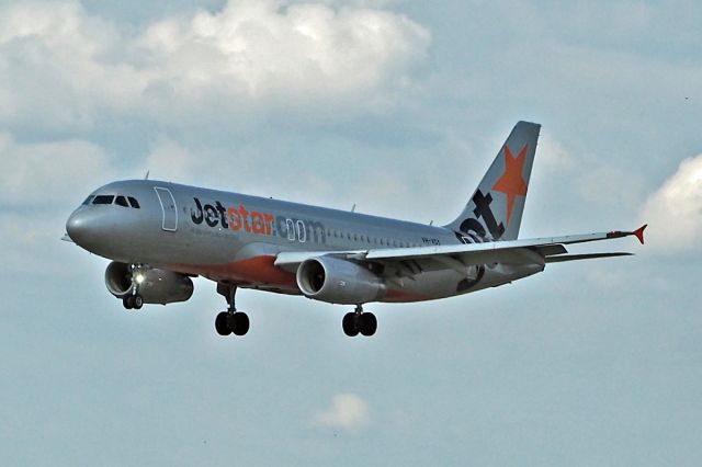 Airbus A320 (VH-VGY) - Airbus A320 Jetstar Airlines VH-VGY Perth Intl approach on R03 22/0/4/17.