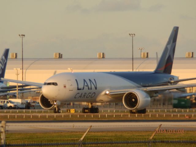 BOEING 777-200LR (N776LA)