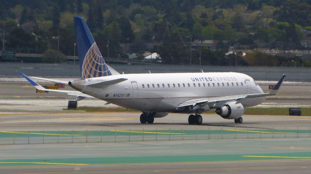 Embraer 170/175 (N142SY)