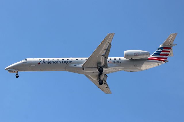 Embraer ERJ-145 (N617AE) - An American Eagle/Piedmont Airlines E145 on final for RWY 24R on 20 Aug 2017.